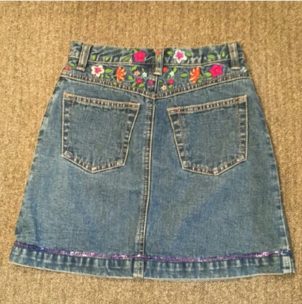 GAP denim skirt w/floral embroidery